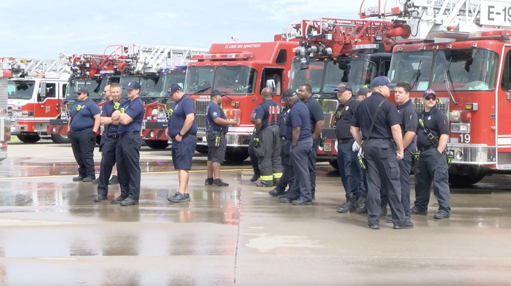 Bomberos observan las operaciones de rescate simulado durante un ejercicio de emergencia en el Aeropuerto de Lambert St. Louis el 8 de Junio, 2024. (Foto: J.Klein)